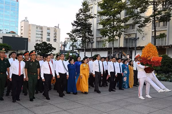 Đoàn đại biểu Thành phố Hồ Chí Minh dâng hoa, tưởng nhớ Chủ tịch Hồ Chí Minh. (Ảnh: QUỐC THANH)