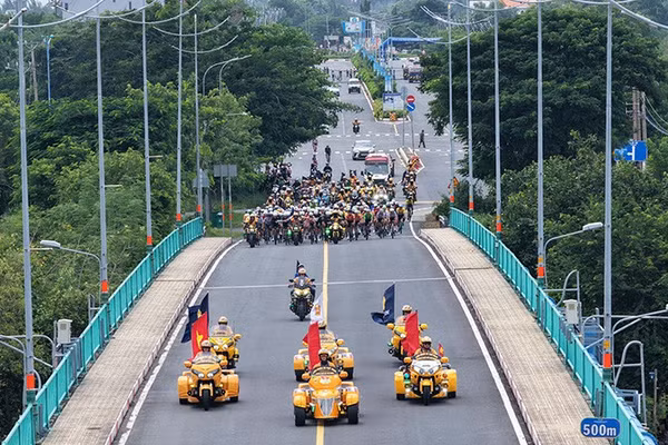Các vận động viên tranh tài trên cung đường đặc trưng ở Cần Giờ. (Ảnh: Ban tổ chức cung cấp)