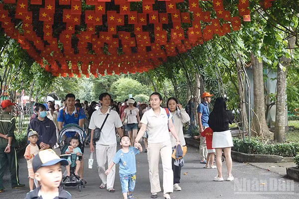 Đông đảo khách tham quan đến Thảo Cầm Viên Sài Gòn ngày 30/8. (Ảnh: Linh Bảo).
