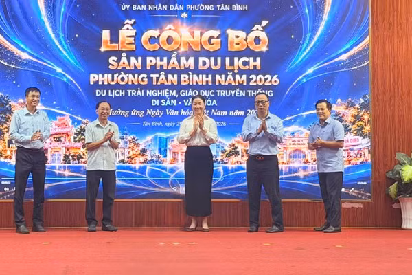 Các đại biểu thực hiện nghi thức công bố sản phẩm du lịch trên địa bàn phường Tân Bình. (Ảnh: TUYẾT HOÀNG)