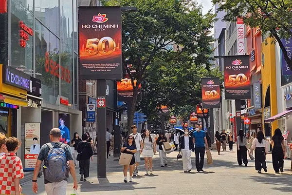 Hình ảnh Thành phố Hồ Chí Minh kỷ niệm 50 năm chính thức mang tên Bác Hồ xuất hiện ở trung tâm thủ đô Seoul (Hàn Quốc).