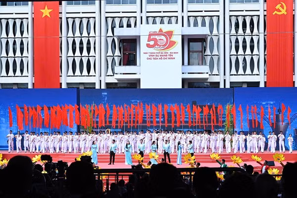 Một tiết mục trong chương trình nghệ thuật "Thành phố Hồ Chí Minh - Sáng mãi tên Người". (Ảnh: Quốc Thanh)