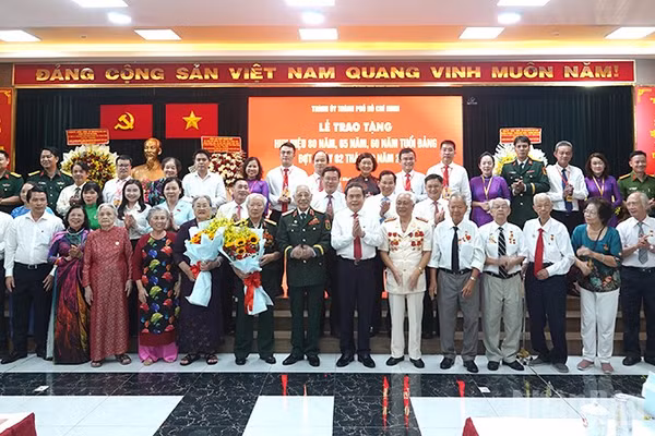 Chủ tịch Quốc hội Trần Thanh Mẫn chụp ảnh lưu niệm với các đại biểu, đảng viên lão thành. (Ảnh: Linh Bảo)
