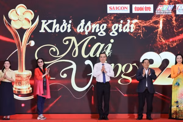 Các đại biểu thực hiện nghi thức khởi động Giải Mai Vàng lần thứ 32. (Ảnh: Ban tổ chức cung cấp)
