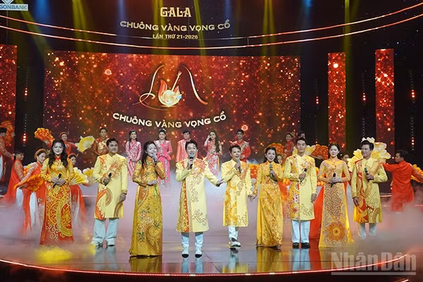 Các thí sinh vào vòng chung kết Chuông vàng vọng cổ 2026 biểu diễn trong đêm Gala Vàng son. (Ảnh: Linh Bảo)