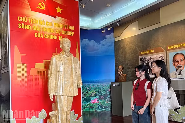 Trưng bày các tác phẩm điêu khắc về chân dung Chủ tịch Hồ Chí Minh tại Bảo tàng Hồ Chí Minh, chi nhánh Thành phố Hồ Chí Minh năm 2025. (Ảnh: LINH BẢO)