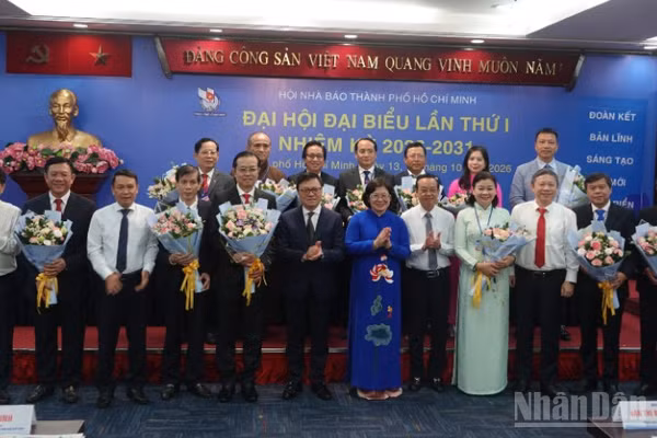 Đồng chí Lê Quốc Minh, Ủy viên Trung ương Đảng, Tổng Biên tập Báo Nhân Dân, Phó Trưởng ban Tuyên giáo Trung ương, Chủ tịch Hội Nhà báo Việt Nam; đồng chí Văn Thị Bạch Tuyết, Phó Bí thư Thành ủy Thành phố tặng hoa chúc mừng Ban chấp hành Hội Nhà báo thành phố khóa 1, nhiệm kỳ 2026-2031. (Ảnh: LINH BẢO)