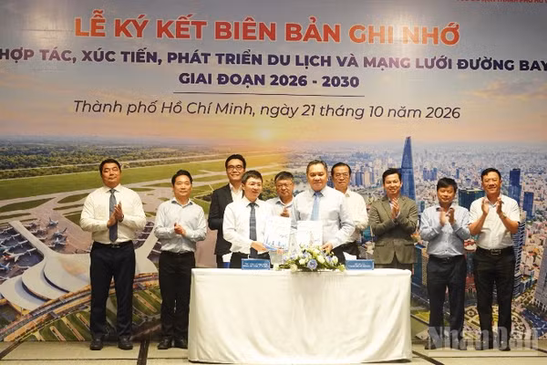 Hai bên thực hiện nghi thức ký kết bản ghi nhớ. (Ảnh: LINH BẢO)