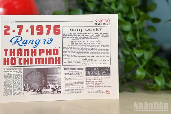 Bìa tập sách "2-7-1976 rạng rỡ Thành phố Hồ Chí Minh". (Ảnh: LINH BẢO)
