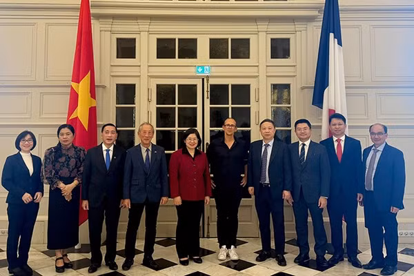 Đoàn công tác Thành ủy Thành phố Hồ Chí Minh gặp ông Anthony Gonçalves, Phó Thị trưởng thành phố Marseille (thứ 5 từ phải sang). (Ảnh: Đoàn công tác cung cấp)