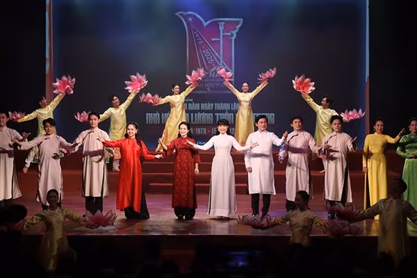 Tiết mục nghệ thuật tại buổi tọa đàm. (Ảnh: VĂN HÀ)