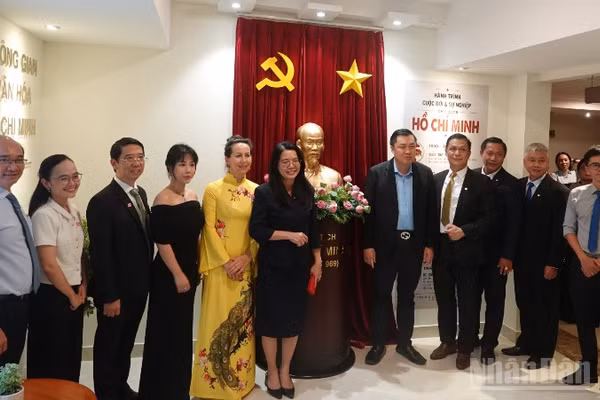 Các đại biểu chụp ảnh lưu niệm tại Không gian văn hóa Hồ Chí Minh ở Hotel Grand Saigon. (Ảnh: LINH BẢO)