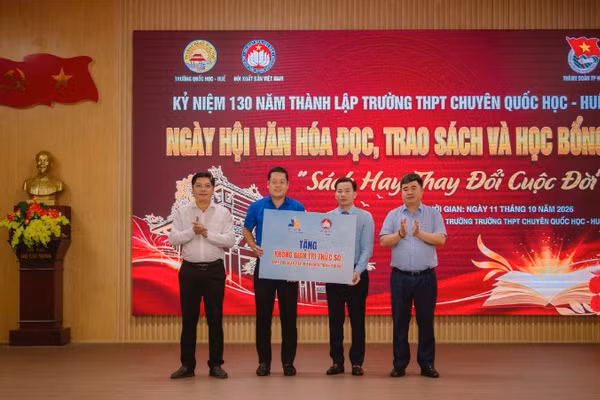 Đại diện Công ty Cổ phần Thư viện số Việt Nam trao tặng Không gian tri thức số cho Thành Đoàn Huế. (Ảnh: ViLIB cung cấp)