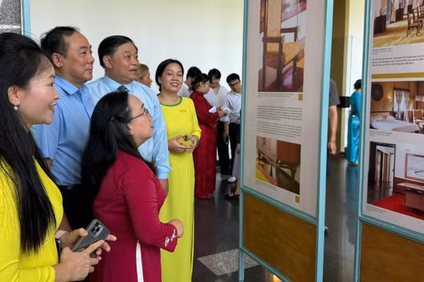 Các đại biểu tham quan triển lãm. (Ảnh: Ban tổ chức cung cấp)