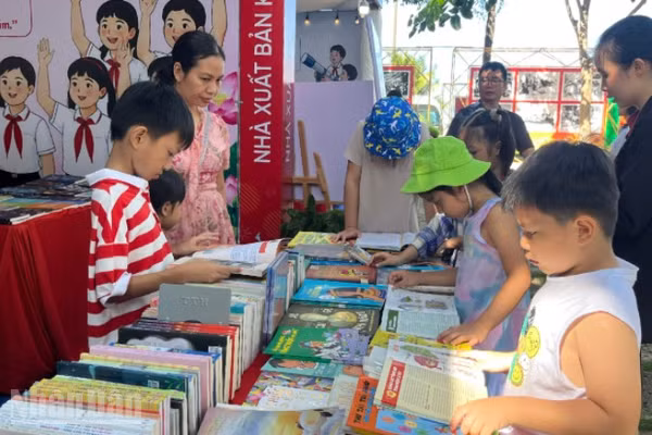 Các em nhỏ đọc sách tại khu vực đường sách Vũng Tàu trong sự kiện Hội sách thiếu nhi Thành phố Hồ Chí Minh lần VI-2026. (Ảnh: LINH BẢO)