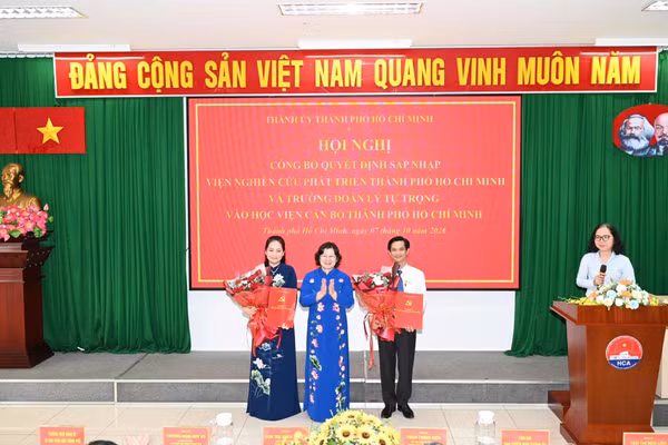 Đồng chí Văn Thị Bạch Tuyết, Phó Bí thư Thành ủy trao quyết định và chúc mừng hai đồng chí Nguyễn Thị Nhật Hằng và đồng chí Phạm Ngọc Lợi. (Ảnh: THANH TIÊN )