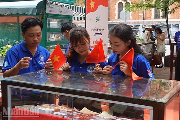 Nhiều bạn trẻ đến xem triển lãm sách trong dịp lễ 2/9 tại Đường sách Thành phố Hồ Chí Minh. (Ảnh: LINH BẢO)