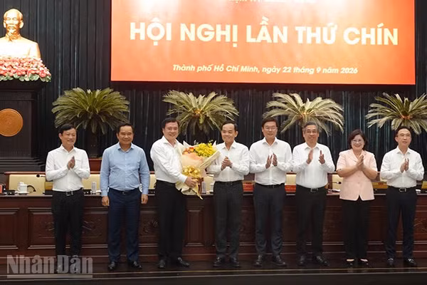 Đồng chí Trần Lưu Quang, Ủy viên Bộ Chính trị, Bí thư Thành ủy Thành phố Hồ Chí Minh và các đồng chí Thường trực Thành ủy chúc mừng đồng chí Nguyễn Sinh Nhật Tân. (Ảnh: LINH BẢO)