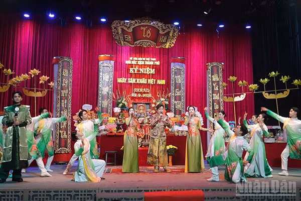 Biểu diễn nghệ thuật trong Lễ giỗ Tổ tại Nhà hát Kịch Thành phố Hồ Chí Minh. (Ảnh: LINH BẢO)