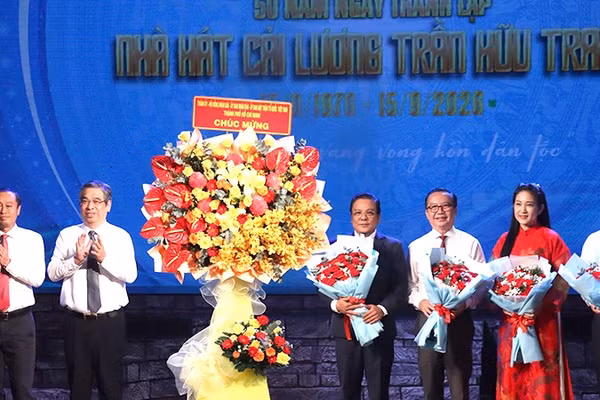 Lãnh đạo Thành phố Hồ Chí Minh tặng hoa chúc mừng lãnh đạo Sở Văn hóa và Thể thao, lãnh đạo Nhà hát Cải lương Trần Hữu Trang. (Ảnh: HỒNG HẠNH)