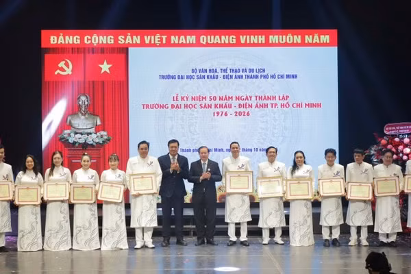 Trao Bằng khen của Bộ trưởng Văn hóa, Thể thao và Du lịch cho 3 tập thể và 10 cá nhân. (Ảnh: Ban tổ chức)