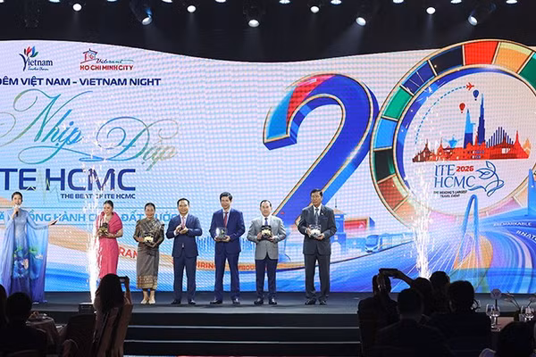 Ông Nguyễn Văn Được, Chủ tịch Ủy ban nhân dân Thành phố Hồ Chí Minh trao tặng biểu trưng cảm ơn các quốc gia đã đồng hành cùng ITE HCMC trong suốt chặng đường vừa qua. (Ảnh: Ban tổ chức)