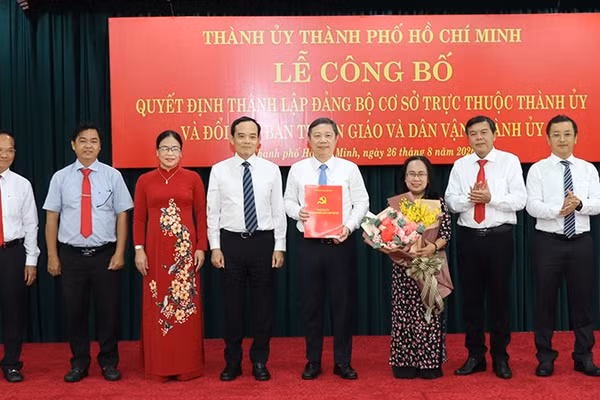 Đồng chí Trần Lưu Quang, Bí thư Thành ủy Thành phố Hồ Chí Minh trao Quyết định đổi tên Ban Tuyên giáo và Dân vận Thành ủy Thành phố Hồ Chí Minh thành Ban Tuyên giáo Thành ủy Thành phố Hồ Chí Minh. (Ảnh: THANH VŨ)