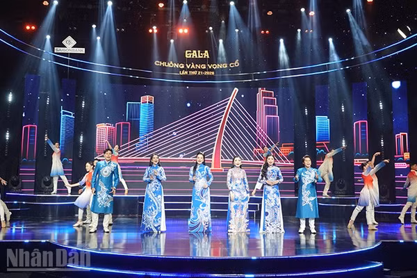Các nghệ sĩ trong chương trình Gala Chuông vàng vọng cổ tối 30/8. Từ cuộc thi này, nhiều giọng ca triển vọng đã thành danh trên sân khấu cải lương thành phố. (Ảnh: Linh Bảo)