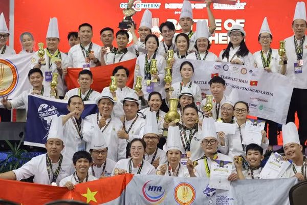 Hội Đầu bếp chuyên nghiệp Sài Gòn vui mừng khi giành cúp vô địch toàn đoàn tại Battle of the Chefs 2026. (Ảnh: Hội Đầu bếp chuyên nghiệp Sài Gòn cung cấp)