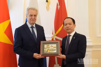 Bộ trưởng Tư pháp Hoàng Thanh Tùng và Chủ tịch Ủy ban Đối ngoại thành phố Saint Petersburg Evgeny Grigoriev. (Ảnh: THANH THỂ)