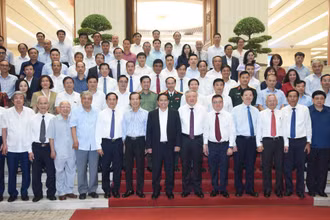 Thủ tướng Phạm Minh Chính với lãnh đạo, nguyên lãnh đạo các cơ quan báo chí.