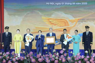 Thủ tướng Phạm Minh Chính trao bằng khen của Chính phủ cho Tổng Công ty Hàng không Việt Nam