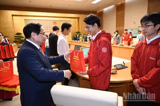 Thủ tướng Phạm Minh Chính trao tặng quà cho các học sinh đoạt giải tại các kỳ thi quốc tế năm 2025.