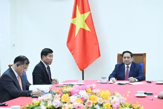 Thủ tướng Phạm Minh Chính điện đàm với Thủ tướng Singapore Lawrence Wong.