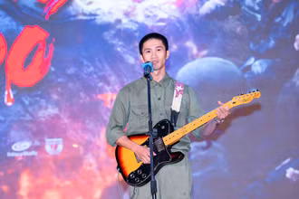 Diễn viên, nhạc sĩ Nguyễn Hùng trình bày ca khúc "Còn gì đẹp hơn" tại buổi ra mắt phim "Mưa đỏ". (Ảnh: Galaxy Studio)