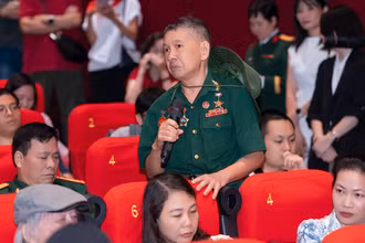 Cựu chiến binh Nguyễn Văn Hợi nghẹn ngào nói về đồng đội mình ở Thành cổ. (Ảnh: Galaxy Studio)