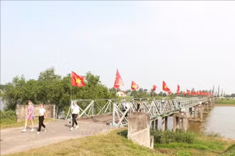 Du khách quốc tế tham quan cầu Hiền Lương - sông Bến Hải thuộc Di tích quốc gia đặc biệt Đôi bờ Hiền Lương - Bến Hải, tỉnh Quảng Trị. (Ảnh: TTXVN)