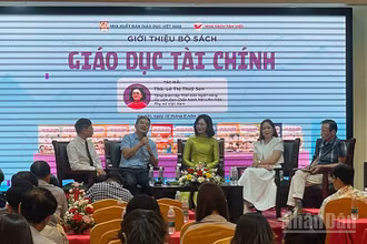 Các diễn giả chia sẻ về bộ sách. 