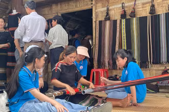 Tìm hiểu nghề dệt của đồng bào Tây Nguyên.