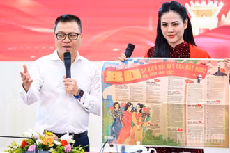 Tổng Biên tập Lê Quốc Minh giới thiệu về phụ san 2/9 của Báo Nhân Dân. (Ảnh: THÀNH ĐẠT)