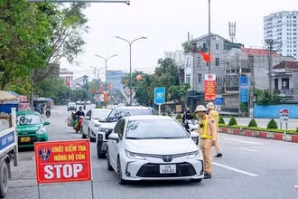 Cảnh sát giao thông Nghệ An kiểm tra nồng độ cồn đối với người điều khiển ô-tô. (Ảnh: Công an Nghệ An)
