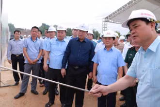 Lãnh đạo Bộ Xây dựng kiểm tra thi công đường cao tốc Tuyên Quang-Hà Giang (Ảnh: TẠ HẢI)