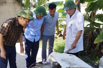 Lãnh đạo CDC Hà Tĩnh kiểm tra công tác phòng chống dịch sốt xuất huyết tại phường Sông Trí