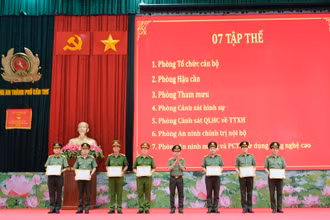 Giám đốc Công an thành phố Cần Thơ trao khen thưởng các tập thể, cá nhân có thành tích xuất sắc trong công tác.