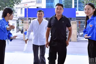 Các tình nguyện viên phường Cầu Giấy (Hà Nội) đón tiếp người dân có nhu cầu sử dụng dịch vụ công.