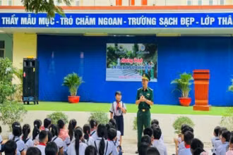 Cán bộ Đồn Biên phòng Xuân Đài tổ chức tuyên truyền về biên giới quốc gia cho các em học sinh.