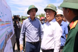 Thứ trưởng Xây dựng Nguyễn Việt Hùng và Đoàn công tác kiểm tra tiến độ dự án cao tốc Hòa Liên-Túy Loan ngày 17/7. (Ảnh: ANH ĐÀO)