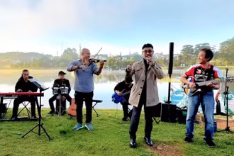 Nhóm nhạc thường biểu diễn bên hồ Xuân Hương, trung tâm tỉnh Lâm Đồng vào thời điểm sáng sớm. (Ảnh minh họa)