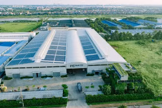 Doanh nghiệp lắp đặt hệ thống điện mặt trời áp mái để tiết giảm chi phí tiền điện.
