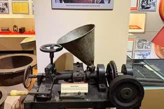 Máy đúc chữ nhựa M951 sáng chế năm 1970 tại Việt Bắc được trưng bày tại Bảo tàng ngành cơ yếu Việt Nam. (Ảnh: NGỌC ĐINH)